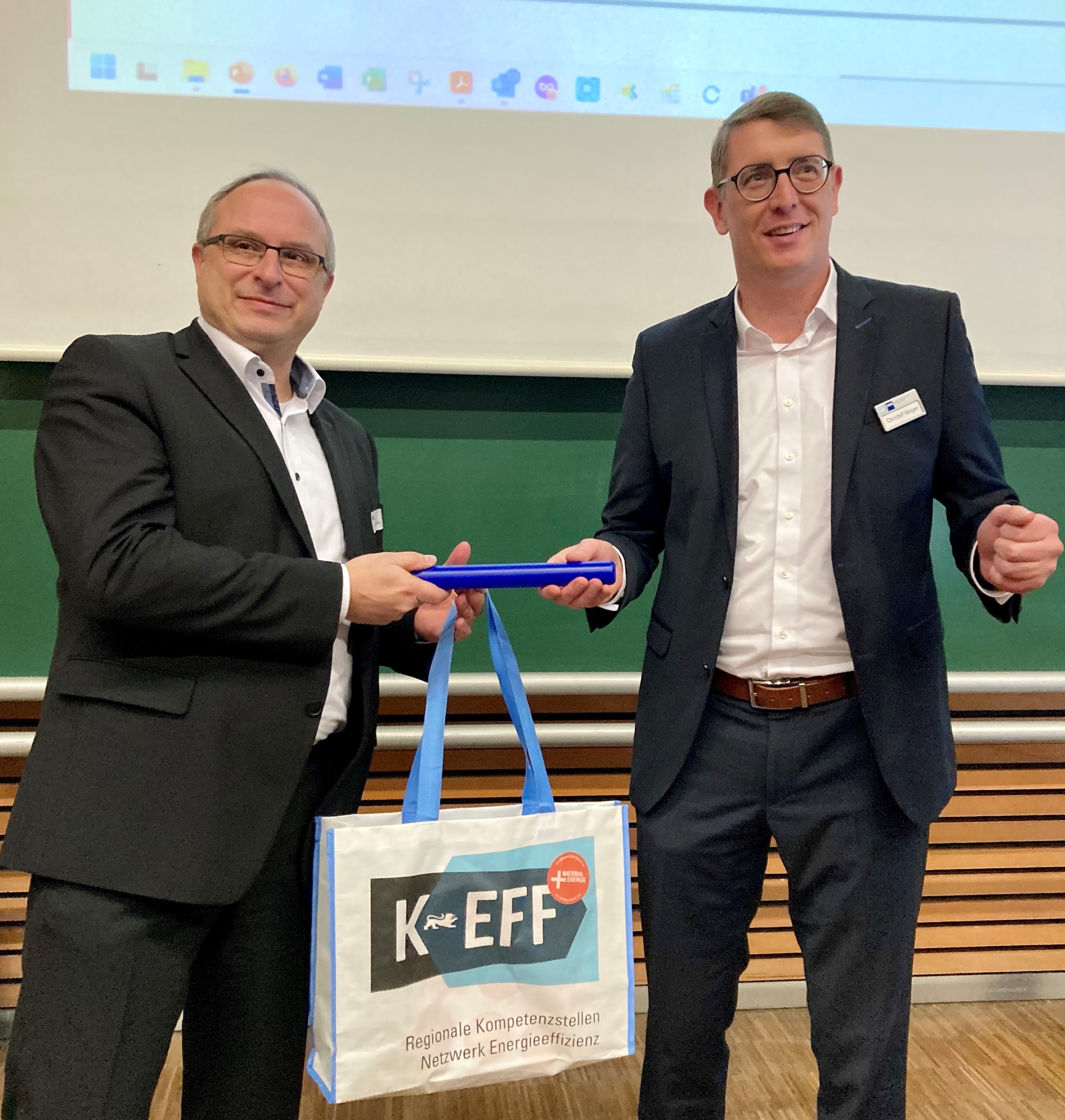 Christof Geiger, IHK Heilbronn-Franken, übergibt den Stab an Dr. Andreas Schumm, Wirtschaftsregion Heilbronn-Franken GmbH 