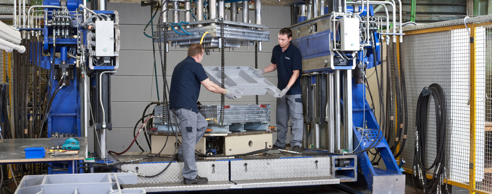 Firma Thieme, Entnahme eines fertigen Produkts aus dem Werkzeug
