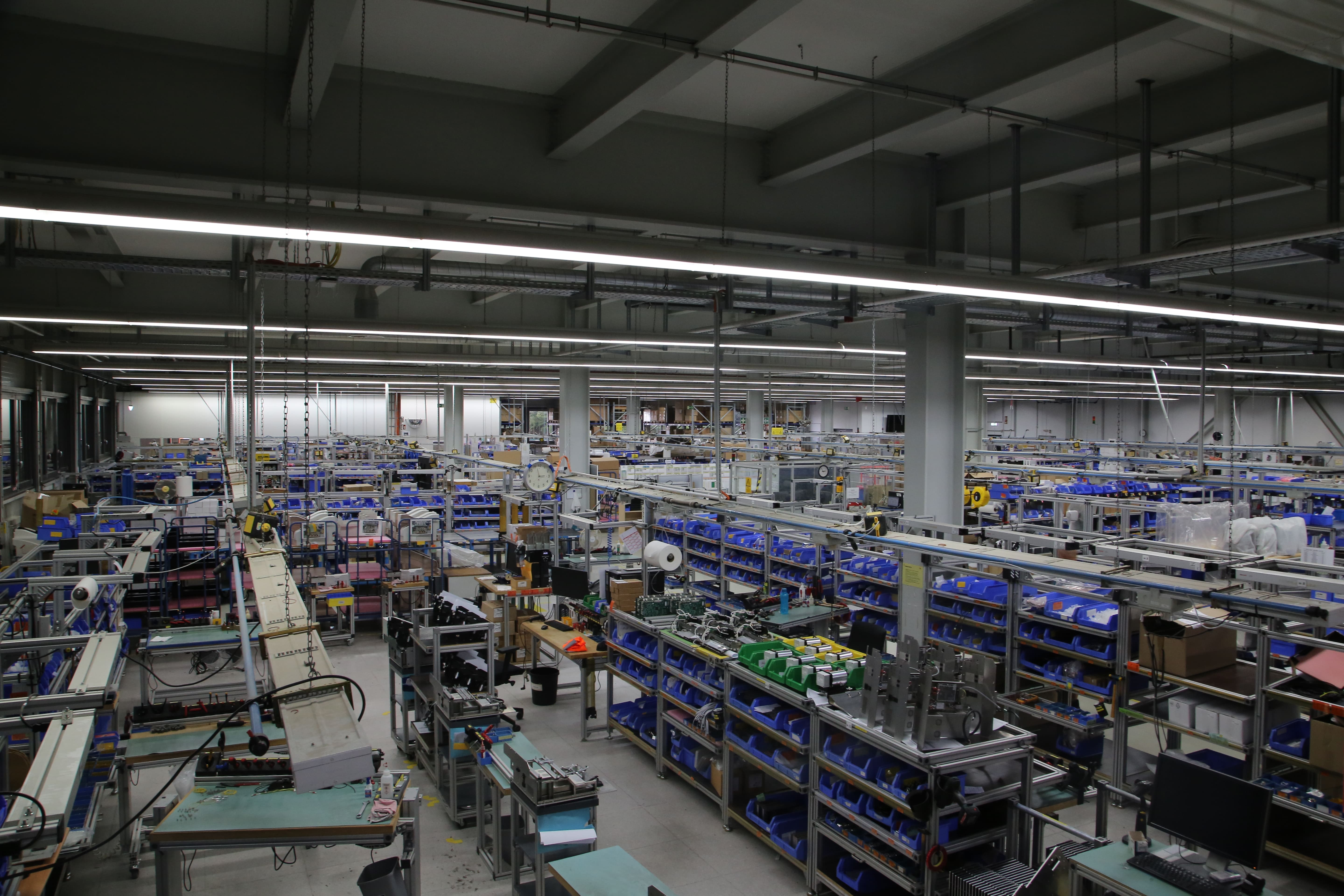Hier ist eine Produktionshalle der Leica Biosystems Nussloch GmbH zu sehen.