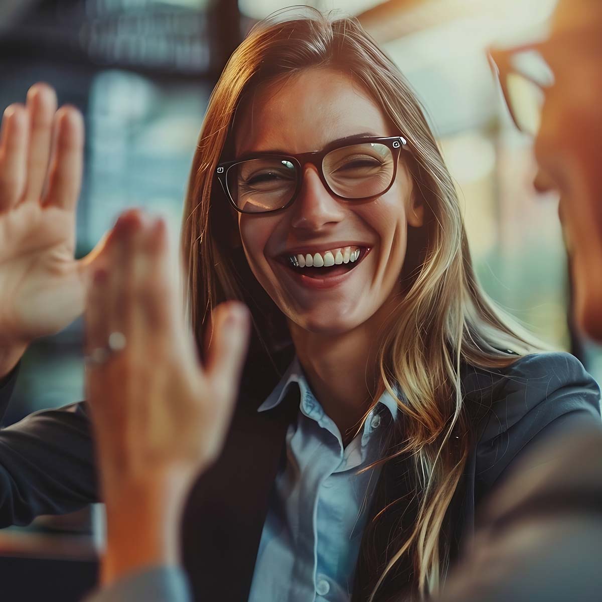 Eine Businessfrau unterhält sich mit ihrem Kollegen über Nachhaltigkeit in der Firma.