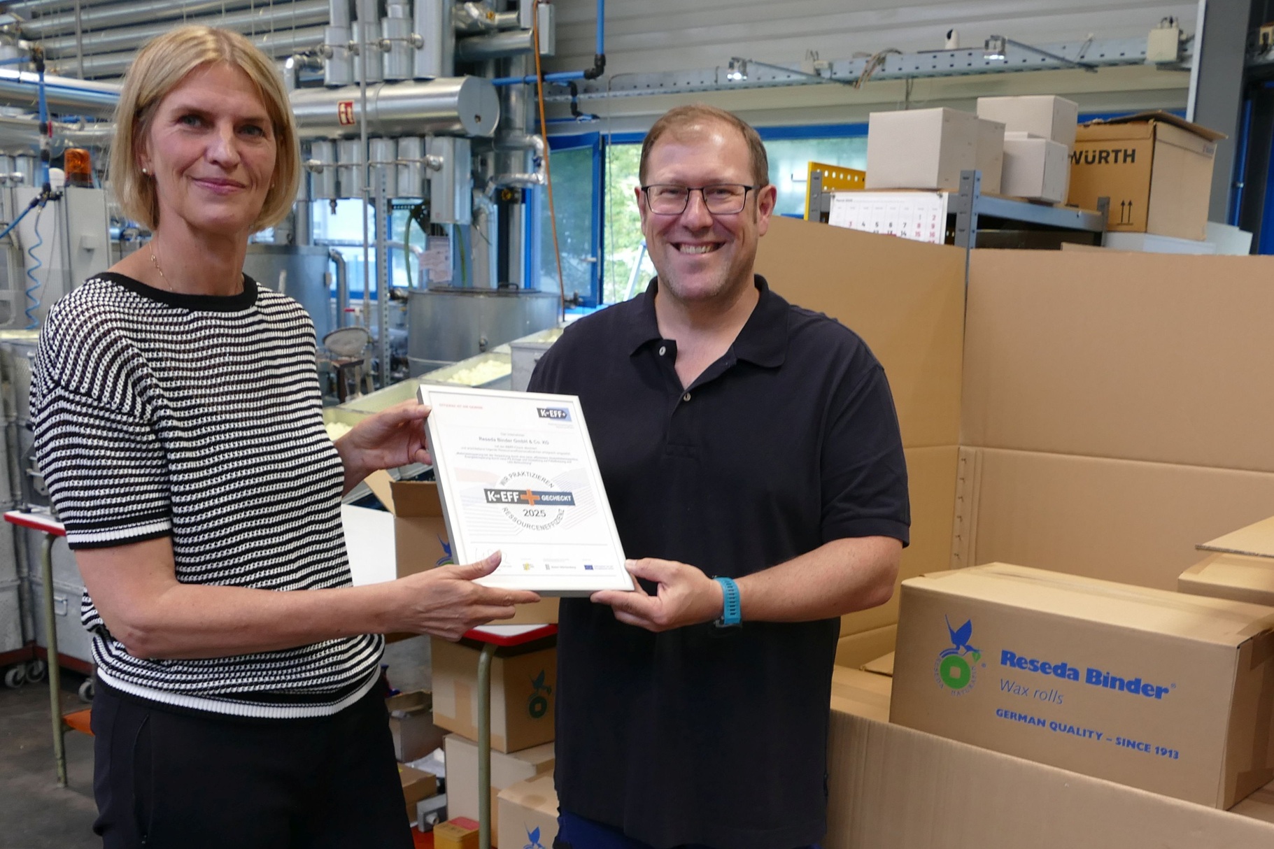Dr. Ulrike Bolz übergibt das KEFF+Label an Geschäftsführer Michael Binder