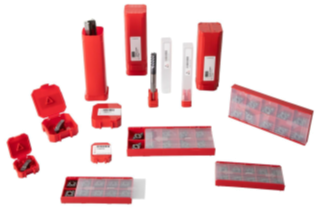 Rote Verpackungen aus recyceltem Kunststoff.