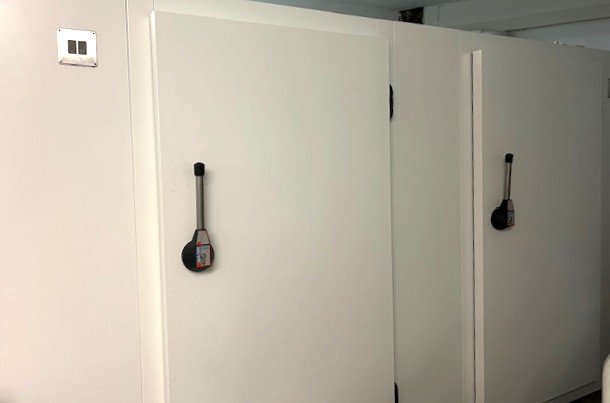 Weiße Kühlmöbel und Frosterzellen der Bäckerei Köhler