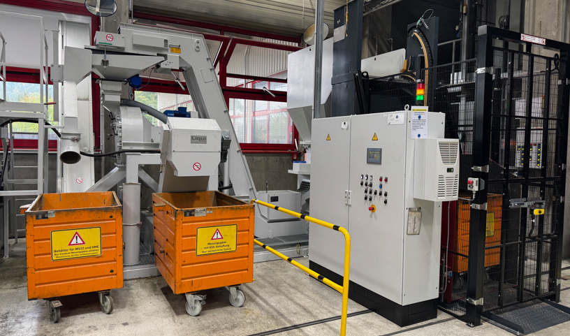 Orangene Schleuderanlage in Halle