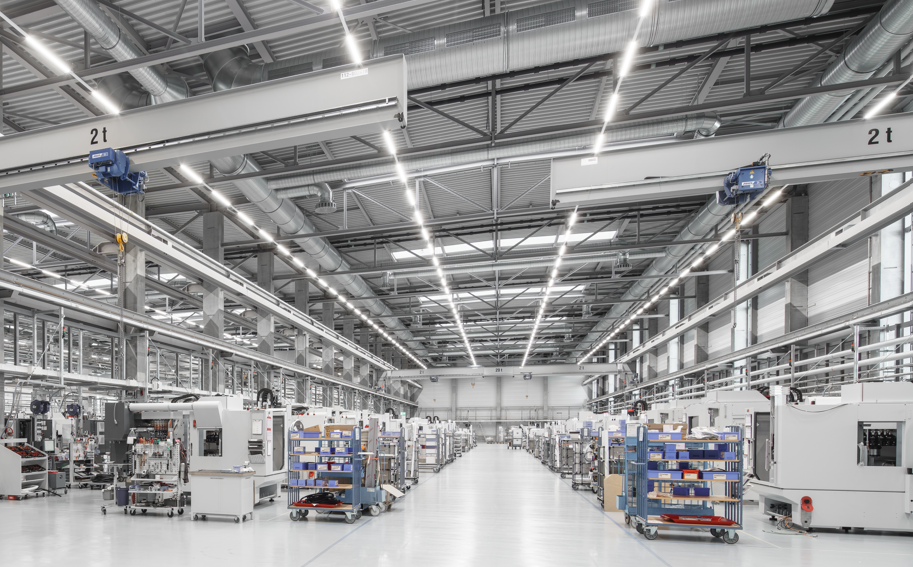 Produktionshalle mit LED-Beleuchtung