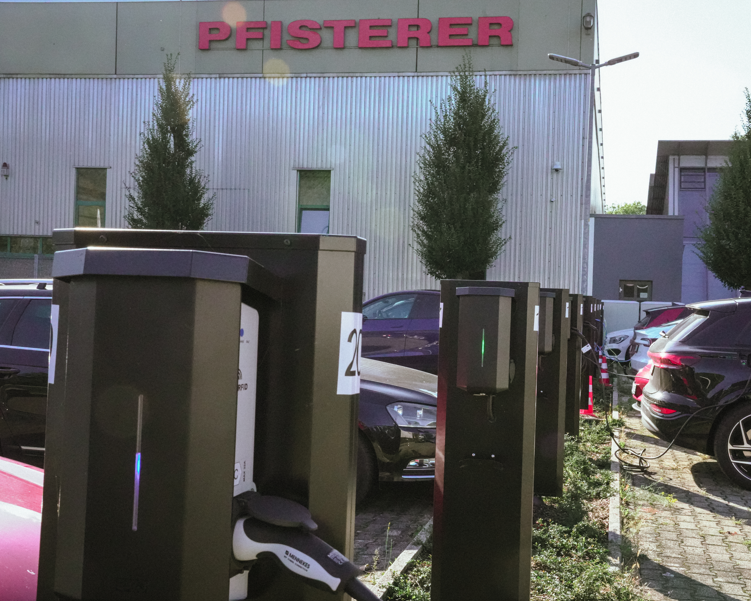 Ladesäulen für Autos vor Firmengebäude