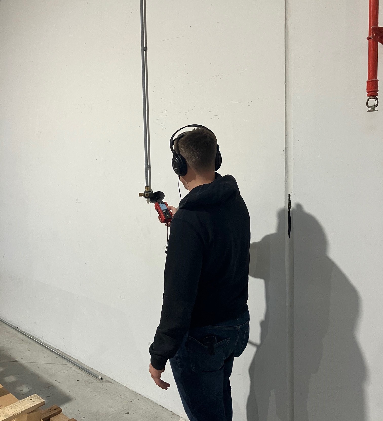 Mann misst Druckluftlecklage