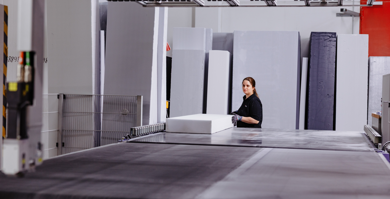 Frau in der Produktionshalle