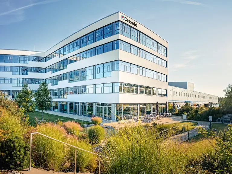 Das Firmengebäude der Arnulf Betzold GmbH mitten im Grünen.