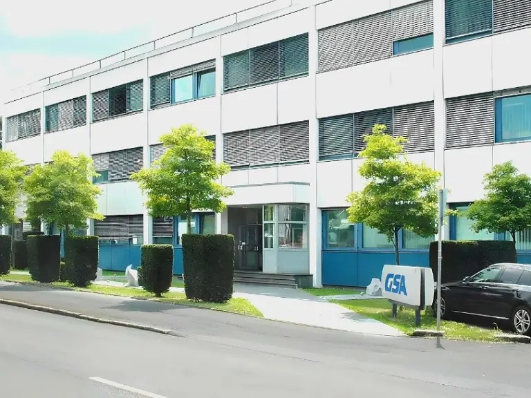 Weißes Verwaltungsgebäude der Gesenkschmiede Schneider GmbH 