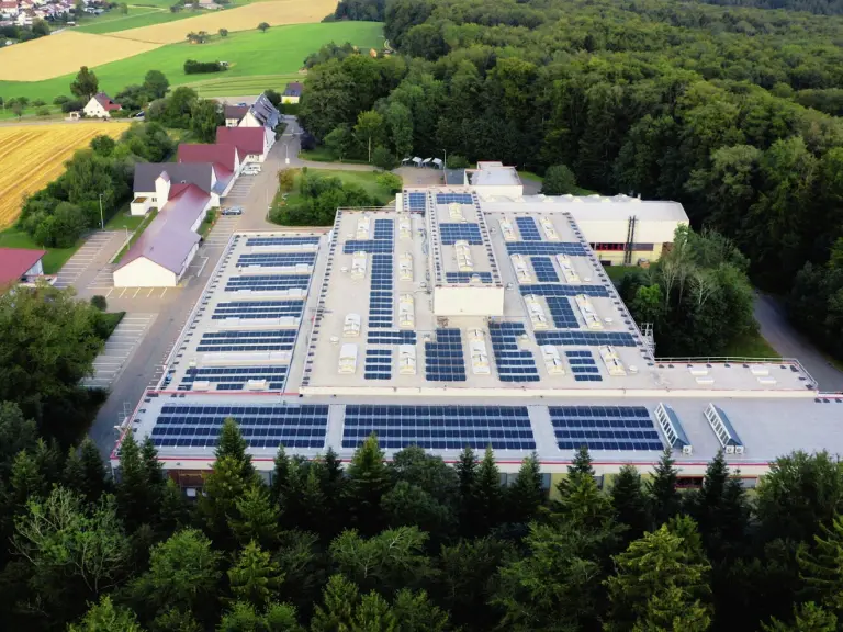 Firmengelände von oben, umgeben von Bäumen