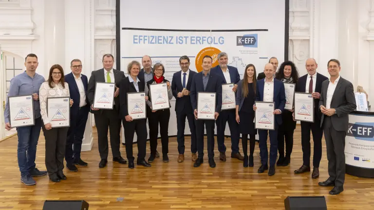 Die Finalisten des KEFFIZIENZGIPFEL 2023 mit Staatssekretär Dr. Baumann