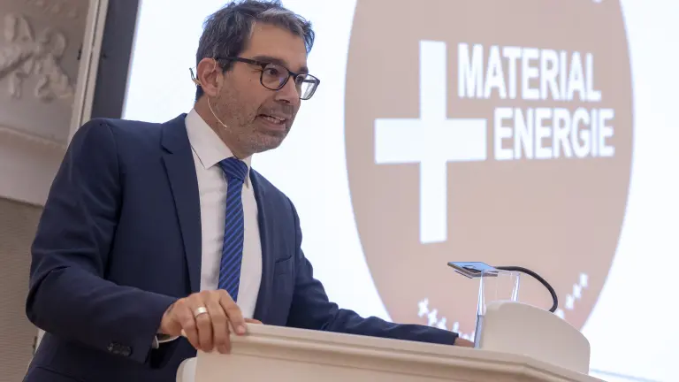 Staatssekretär Dr. Baumann erläutert die Vorteile von KEFF+